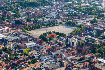 Vue aérienne de Place du marché de Heide, la plus grande place de marché non aménagée d'Allemagne à Heide dans le département Schleswig-Holstein, Allemagne