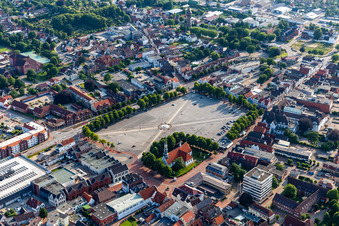 Vue aérienne de Ensemble carré " Heider Marktplatz " au centre-ville à Heide dans le département Schleswig-Holstein, Allemagne