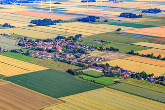 Vue aérienne de Vue de la ville depuis le sud-est montrant le nouveau quartier de Wollgrasweg en construction. à Neuenkirchen dans le département Schleswig-Holstein, Allemagne