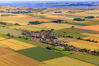 Vue aérienne de Vue de la ville depuis le sud-est montrant le nouveau quartier de Wollgrasweg en construction. à Neuenkirchen dans le département Schleswig-Holstein, Allemagne