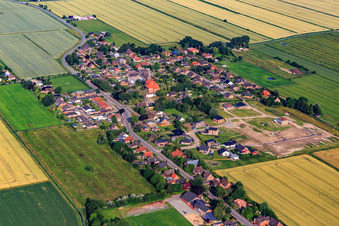 Vue aérienne de Vue de la ville depuis l'est montrant le nouveau quartier de Wollgrasweg en construction à Neuenkirchen dans le département Schleswig-Holstein, Allemagne