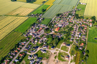 Vue aérienne de Église Saint-Jacob à Neuenkirchen dans le département Schleswig-Holstein, Allemagne