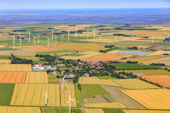 Vue aérienne de Vue du village depuis l'est, face au parc éolien de Wesselburenerkoog à Schülp dans le département Schleswig-Holstein, Allemagne