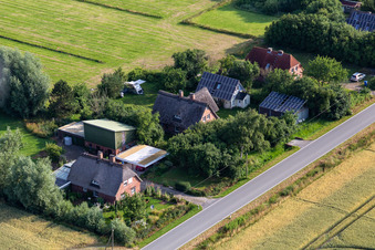 Photographie aérienne de Anciennes fermes de gardiens de digues sur la Schülpersieler Straße à Wesselburenerkoog dans le département Schleswig-Holstein, Allemagne