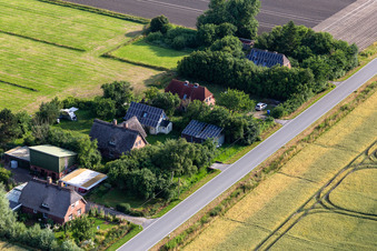 Vue oblique de Anciennes fermes de gardiens de digues sur la Schülpersieler Straße à Wesselburenerkoog dans le département Schleswig-Holstein, Allemagne