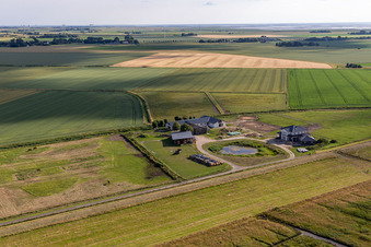 Vue aérienne de Schäperweg à Wesselburenerkoog dans le département Schleswig-Holstein, Allemagne