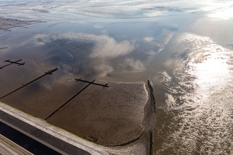 Vue aérienne de Vasières côtières de la mer du Nord à l'embouchure de l'Eider à Tönning dans le département Schleswig-Holstein, Allemagne
