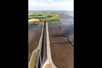 Photographie aérienne de Écluses du barrage Eider de l'Administration fédérale des voies navigables et de la navigation (WSV) à Wesselburenerkoog à le quartier Kating in Tönning dans le département Schleswig-Holstein, Allemagne