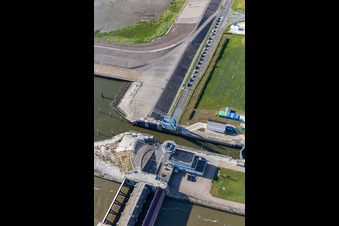 Vue oblique de Écluses du barrage Eider de l'Administration fédérale des voies navigables et de la navigation (WSV) à Wesselburenerkoog à le quartier Kating in Tönning dans le département Schleswig-Holstein, Allemagne
