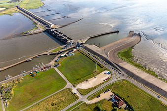 Écluses du barrage Eider de l'Administration fédérale des voies navigables et de la navigation (WSV) à Wesselburenerkoog à le quartier Kating in Tönning dans le département Schleswig-Holstein, Allemagne d'en haut