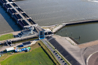 Écluses du barrage Eider de l'Administration fédérale des voies navigables et de la navigation (WSV) à Wesselburenerkoog à le quartier Kating in Tönning dans le département Schleswig-Holstein, Allemagne hors des airs