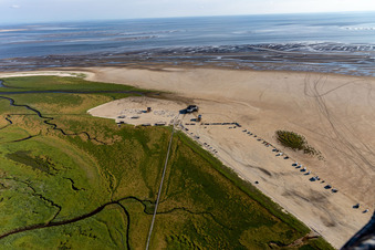 Vue aérienne de Paysage de plage de sable sur la côte de la mer du Nord dans le quartier Sankt Peter-Ording Parking et restaurant Die Seekiste à le quartier Böhl-Süderhöft in Sankt Peter-Ording dans le département Schleswig-Holstein, Allemagne