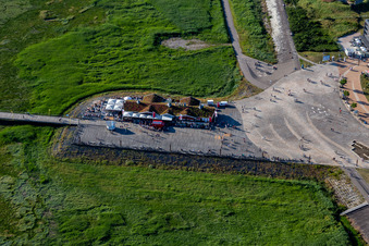 Vue aérienne de Parvis de la jetée et guichet touristique à le quartier Bad Sankt Peter in Sankt Peter-Ording dans le département Schleswig-Holstein, Allemagne