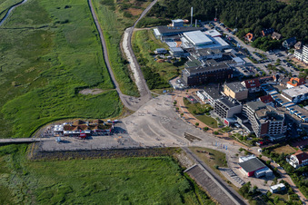 Vue aérienne de Piscine d'aventure avec toboggan aquatique, piscine intérieure et piscine extérieure dans le quartier de Sankt Peter-Bad à le quartier Bad Sankt Peter in Sankt Peter-Ording dans le département Schleswig-Holstein, Allemagne
