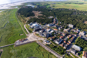 Vue aérienne de Piscine d'aventure avec toboggan aquatique, piscine intérieure et piscine extérieure dans le quartier de Sankt Peter-Bad à le quartier Bad Sankt Peter in Sankt Peter-Ording dans le département Schleswig-Holstein, Allemagne