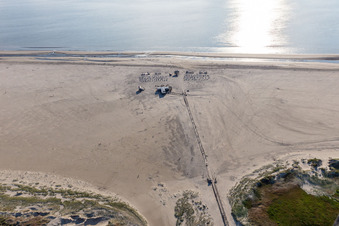 Vue aérienne de Paysage de plage de sable avec jetée sur la côte de la mer du Nord - parking et gastronomie Arche de Noé sur des maisons sur pilotis à le quartier Bad Sankt Peter in Sankt Peter-Ording dans le département Schleswig-Holstein, Allemagne
