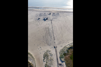 Vue aérienne de Paysage de plage de sable avec jetée sur la côte de la mer du Nord - parking et gastronomie Arche de Noé sur des maisons sur pilotis à le quartier Bad Sankt Peter in Sankt Peter-Ording dans le département Schleswig-Holstein, Allemagne