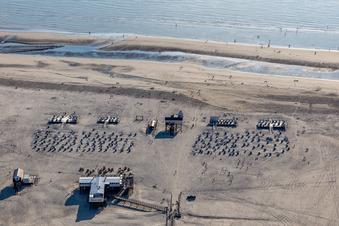 Photographie aérienne de Paysage de plage de sable avec jetée sur la côte de la mer du Nord - parking et gastronomie Arche de Noé sur des maisons sur pilotis à le quartier Bad Sankt Peter in Sankt Peter-Ording dans le département Schleswig-Holstein, Allemagne