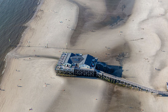 Vue oblique de Paysage côtier sur la plage de sable de la mer du Nord à le quartier Ording in Sankt Peter-Ording dans le département Schleswig-Holstein, Allemagne
