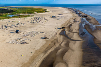 Vue aérienne de Paysage de plage de sable le long de la côte de la mer du Nord à le quartier Bad Sankt Peter in Sankt Peter-Ording dans le département Schleswig-Holstein, Allemagne