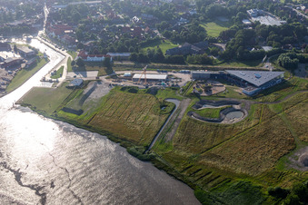 Vue aérienne de Centre du parc national Multimar Wattforum avec chantier de construction du nouveau département des loutres à Tönning dans le département Schleswig-Holstein, Allemagne