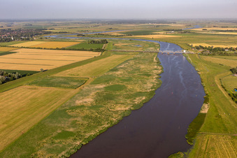 Vue aérienne de Avec pont ferroviaire sur l'Eider à le quartier Dammsdeich in Koldenbüttel dans le département Schleswig-Holstein, Allemagne