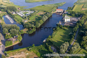 Vue aérienne de Train de Westersiel à Friedrichstadt dans le département Schleswig-Holstein, Allemagne