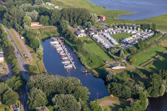 Vue aérienne de Port de plaisance du Motorboat Club Westküste eV avec postes d'amarrage et postes d'amarrage pour bateaux de plaisance sur la rive du Westersielzug à Friedrichstadt dans le département Schleswig-Holstein, Allemagne