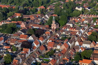 Vue aérienne de Église des Remontrants dans la Kirchenstraße dans le vieux centre-ville à Friedrichstadt dans le département Schleswig-Holstein, Allemagne