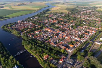 Photographie aérienne de Ville de canal entre Treene, Westersielzug et Eider sur les rives des rivières Treene, Westersielzug et Eider à Friedrichstadt dans le département Schleswig-Holstein, Allemagne