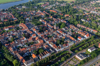 Vue aérienne de Ville de canal entre Treene, Westersielzug et Eider depuis le sud-ouest à Friedrichstadt dans le département Schleswig-Holstein, Allemagne