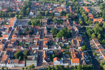 Vue aérienne de Aménagement des rues de la célèbre promenade et rue commerçante Prinzeßstraße à Friedrichstadt dans le département Schleswig-Holstein, Allemagne