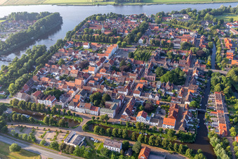 Vue aérienne de Ville de canal entre Treene, Westersielzug et Eider depuis le sud à Friedrichstadt dans le département Schleswig-Holstein, Allemagne