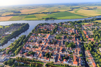 Vue aérienne de Ville de canal entre Treene, Westersielzug et Eider depuis le sud à Friedrichstadt dans le département Schleswig-Holstein, Allemagne
