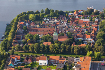 Vue aérienne de Westerlilienstrasse à Friedrichstadt dans le département Schleswig-Holstein, Allemagne