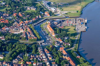 Vue aérienne de Installations portuaires sur les rives du port-musée Tönning sur l'Eider à Tönning dans le département Schleswig-Holstein, Allemagne