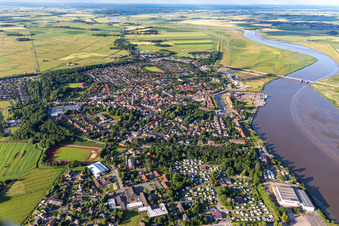 Vue aérienne de Sur l'Eider à Tönning dans le département Schleswig-Holstein, Allemagne