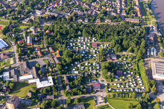 Vue aérienne de Caravanes et tentes - Camping - et emplacement pour tentes de Comfort-Camp Eider GmbH dans le parc de loisirs de l'Eiderdeich à Tönning dans le département Schleswig-Holstein, Allemagne