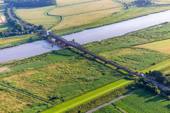 Photographie aérienne de Avec pont ferroviaire sur l'Eider à le quartier Dammsdeich in Koldenbüttel dans le département Schleswig-Holstein, Allemagne
