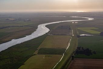 Vue aérienne de Boucle d'Eider entre Dithmarschen et la Frise du Nord à le quartier Dahrenwurth in Lehe dans le département Schleswig-Holstein, Allemagne