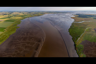 Vue aérienne de Réserve naturelle de l'île Verte dans les vasières de l'Eider à l'embouchure de l'Eider à Tönning dans le département Schleswig-Holstein, Allemagne