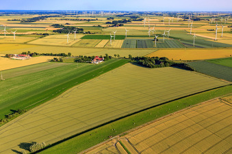 Vue aérienne de Parc éolien de Koogstraße et Rathsmede à Karolinenkoog dans le département Schleswig-Holstein, Allemagne