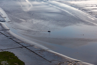 Vue aérienne de Bateau de pêche lors de son voyage de retour du soir à l'embouchure de la rivière Eider dans la mer du Nord à Karolinenkoog dans le département Schleswig-Holstein, Allemagne