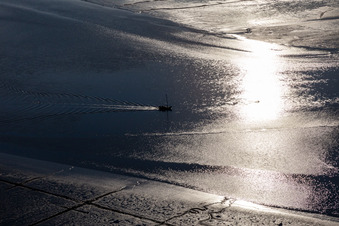 Vue aérienne de Eider à Karolinenkoog dans le département Schleswig-Holstein, Allemagne