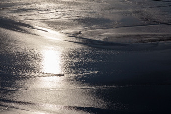 Vue aérienne de Eider à Karolinenkoog dans le département Schleswig-Holstein, Allemagne