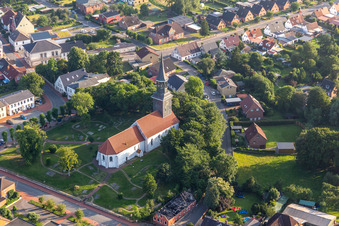 Vue aérienne de Église et cimetière familial Lunden au centre du village à le quartier Amt Kirchspielslandgemeinde Lunden in Lunden dans le département Schleswig-Holstein, Allemagne