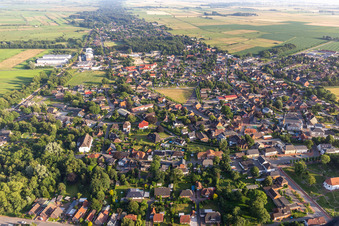 Vue aérienne de Marché aux puces à le quartier Amt Kirchspielslandgemeinde Lunden in Lunden dans le département Schleswig-Holstein, Allemagne