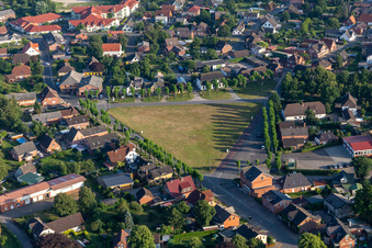 Vue aérienne de Espace ouvert du Gänsemarkt à le quartier Amt Kirchspielslandgemeinde Lunden in Lunden dans le département Schleswig-Holstein, Allemagne