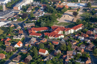 Vue aérienne de Maison de retraite - Résidence seniors Sonnenhof et Rosengarten à le quartier Amt Kirchspielslandgemeinde Lunden in Lunden dans le département Schleswig-Holstein, Allemagne