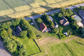 Anciennes fermes de gardiens de digues sur la Schülpersieler Straße à Wesselburenerkoog dans le département Schleswig-Holstein, Allemagne vue d'en haut